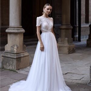 Elegant White Lace Bridal Gown with Short Sleeves
